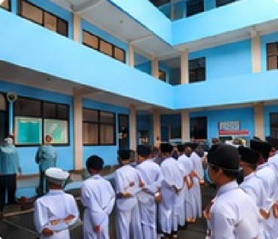 Santri berbaris berseragam putih