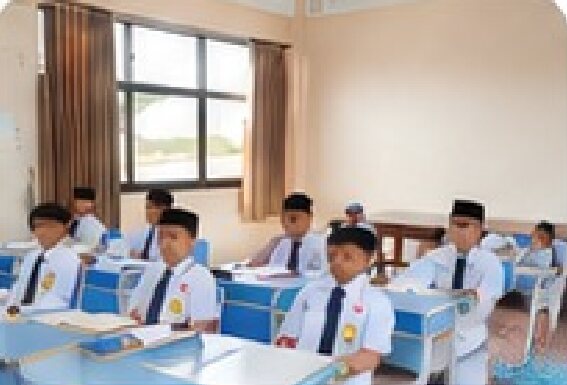 Santri belajar di ruang kelas