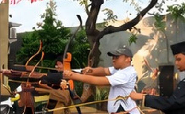 Santri berlatih memanah